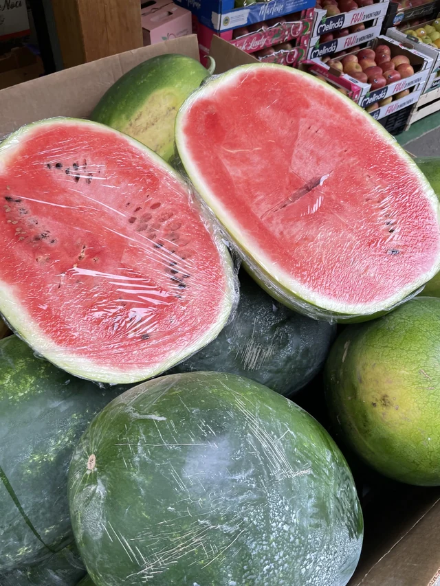 Frische, saftige Wassermelonen, ganz und aufgeschnitten - banchetto Bottamedi in Via Cavalleggeri Udine, Mezzolombardo