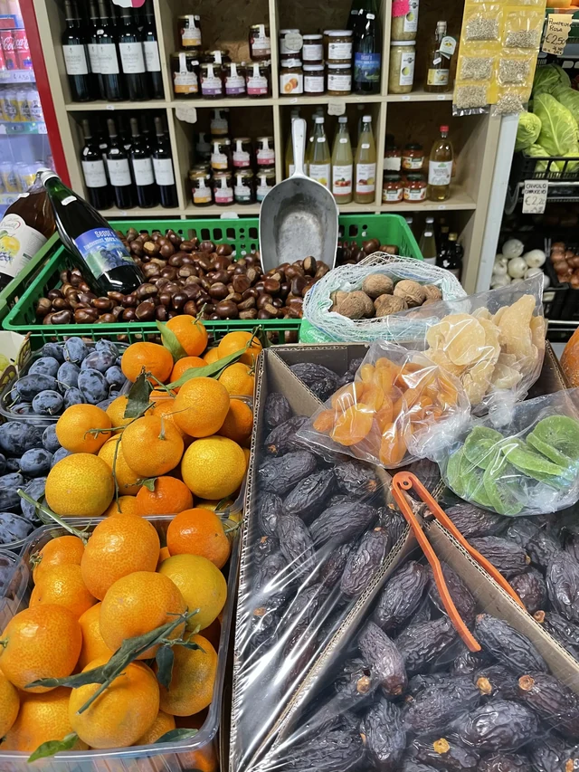 Reiche Auslage mit frischem saisonalem Obst, Gemüse und typischen Südtiroler Produkten - banchetto Bottamedi in Via Cavalleggeri Udine, Mezzolombardo