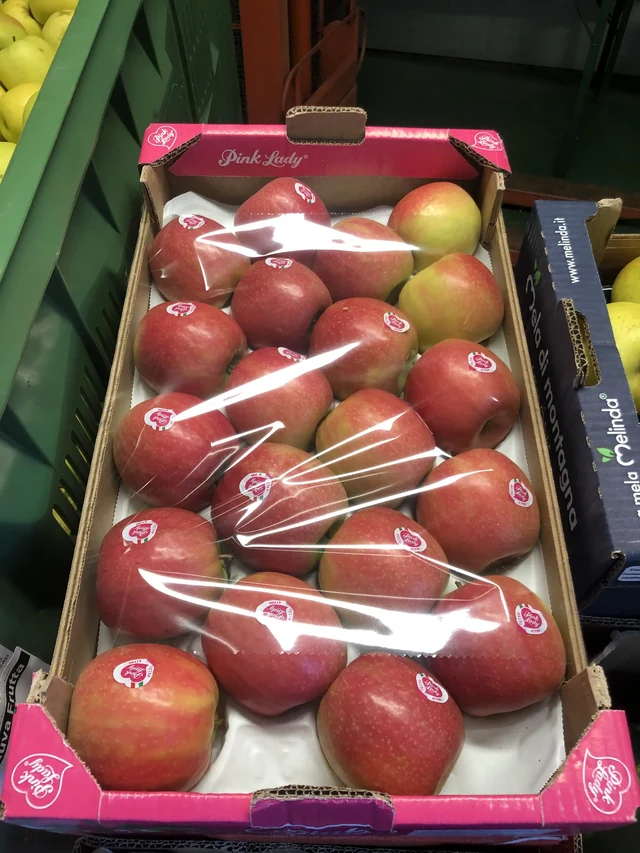 Packung mit frischen, knackigen Pink Lady Äpfeln - banchetto Bottamedi in Via Cavalleggeri Udine, Mezzolombardo