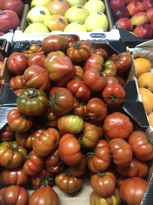 Frische, aromatische Ochsenherz-Tomaten - banchetto Bottamedi in Via Cavalleggeri Udine, Mezzolombardo
